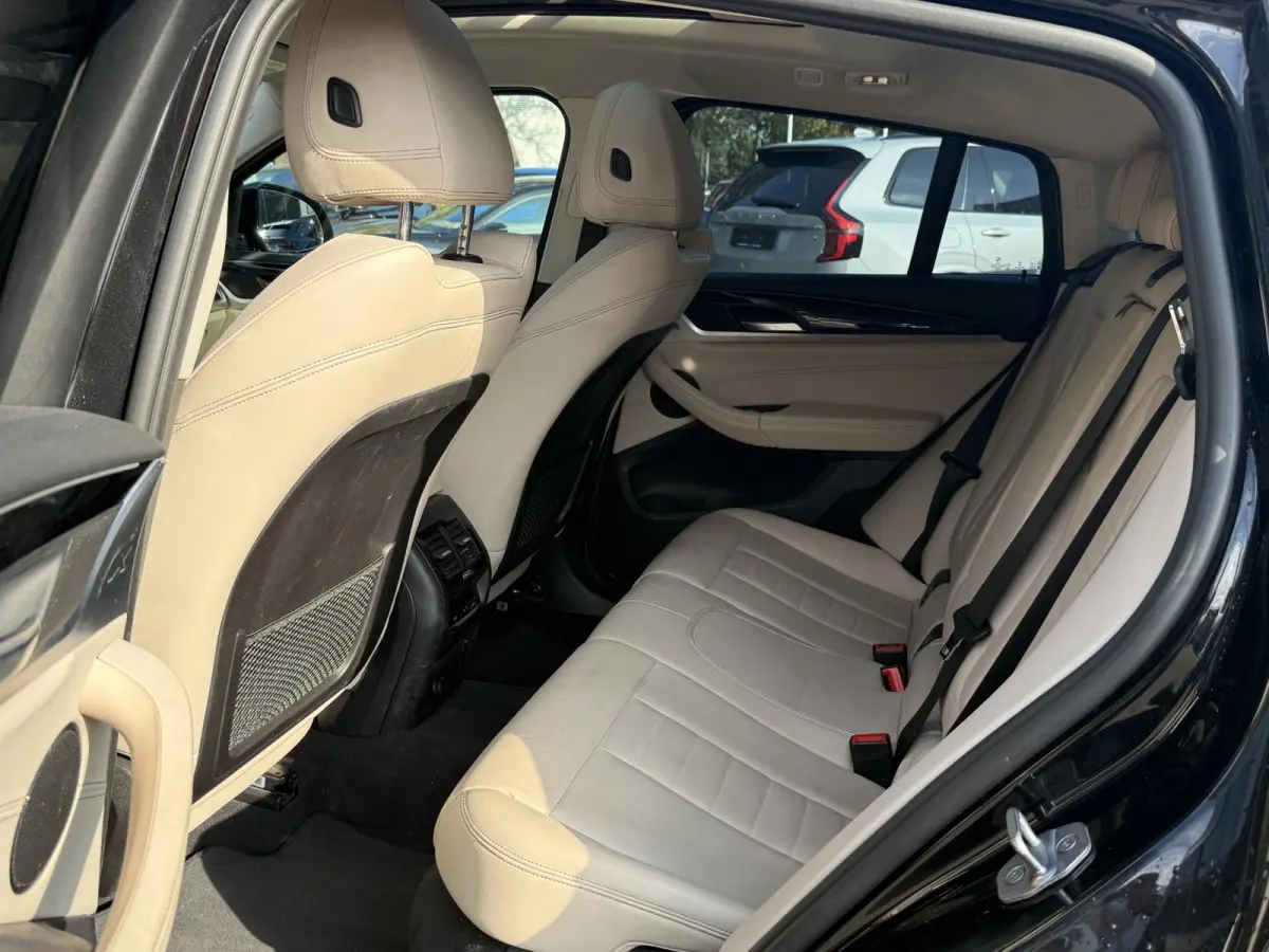 xDrive20i High Executive | MEMORY | ELEK. STOELEN | ELEK. ACHTERKLEP | TREKHAAK | ACHTERUITRIJCAMERA | PANORAMADAK |