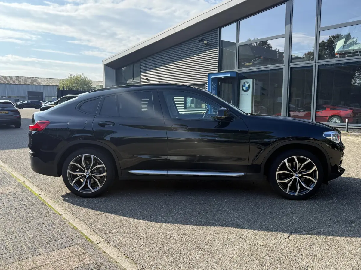 xDrive20i High Executive | MEMORY | ELEK. STOELEN | ELEK. ACHTERKLEP | TREKHAAK | ACHTERUITRIJCAMERA | PANORAMADAK |