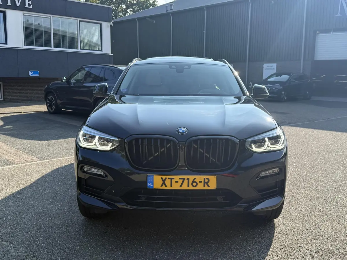 xDrive20i High Executive | MEMORY | ELEK. STOELEN | ELEK. ACHTERKLEP | TREKHAAK | ACHTERUITRIJCAMERA | PANORAMADAK |