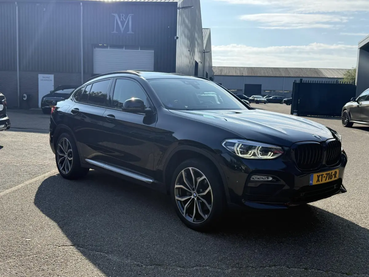 xDrive20i High Executive | MEMORY | ELEK. STOELEN | ELEK. ACHTERKLEP | TREKHAAK | ACHTERUITRIJCAMERA | PANORAMADAK |