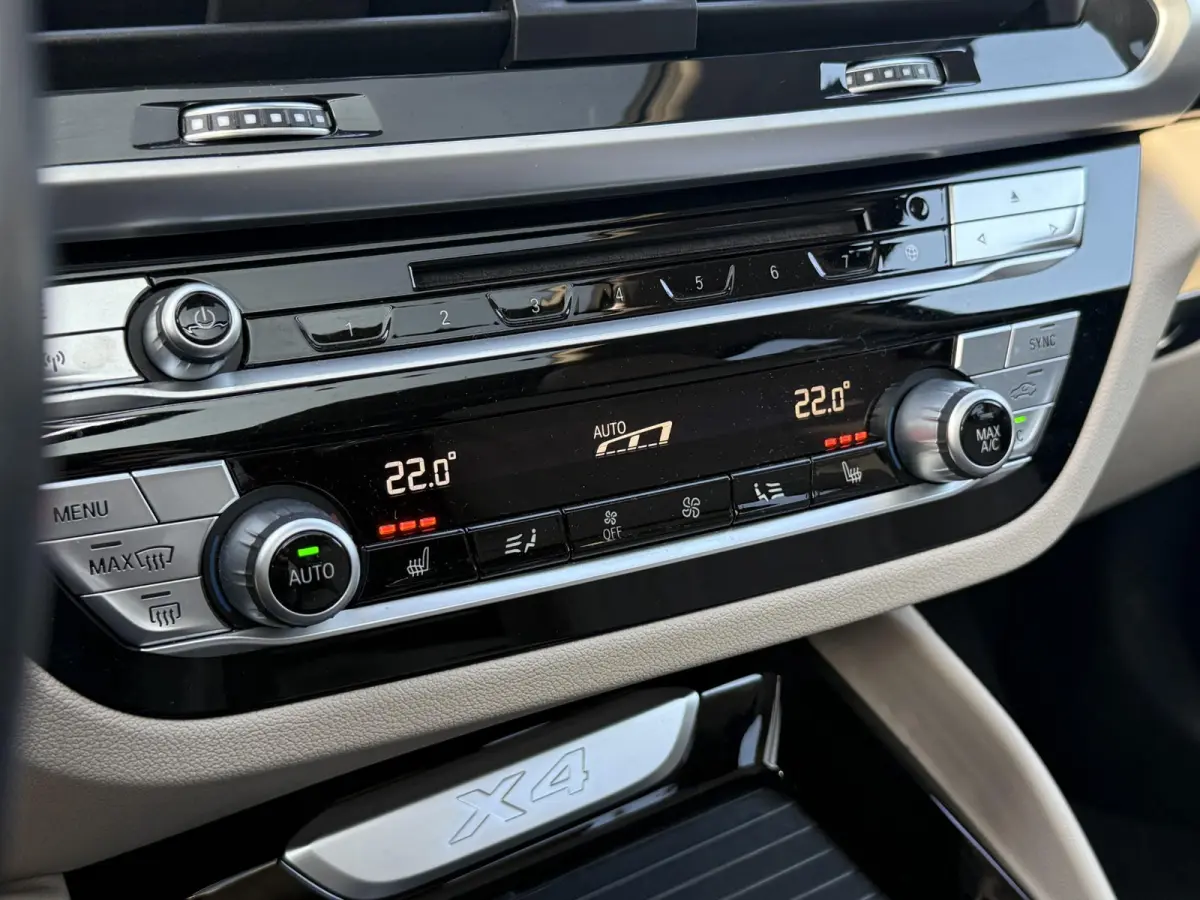 xDrive20i High Executive | MEMORY | ELEK. STOELEN | ELEK. ACHTERKLEP | TREKHAAK | ACHTERUITRIJCAMERA | PANORAMADAK |