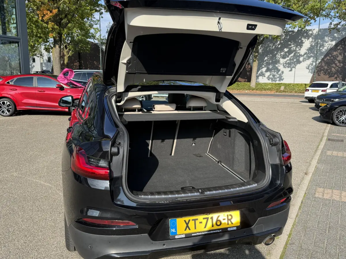 xDrive20i High Executive | MEMORY | ELEK. STOELEN | ELEK. ACHTERKLEP | TREKHAAK | ACHTERUITRIJCAMERA | PANORAMADAK |