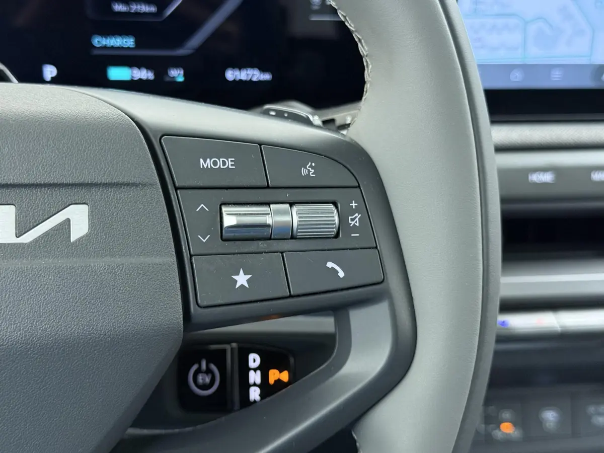 Plus Advanced 58.3 kWh SOH 100% | HARMAN KARDON | DODE HOEK | ELEK. STOELEN | STOEL + STUURVERWARMING | ADAP. CRUISE | ACHTERUITRIJCAMERA | PANO | FABRIEKS GARANTIE TOT 01-2032 | NET ONDERHO