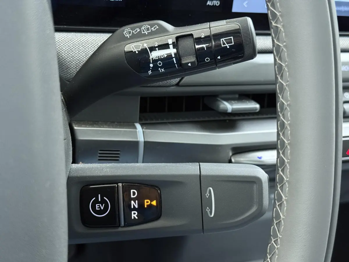 Plus Advanced 58.3 kWh SOH 100% | HARMAN KARDON | DODE HOEK | ELEK. STOELEN | STOEL + STUURVERWARMING | ADAP. CRUISE | ACHTERUITRIJCAMERA | PANO | FABRIEKS GARANTIE TOT 01-2032 | NET ONDERHO