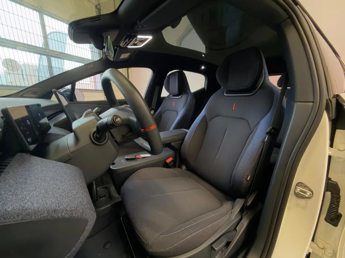 Core 66 kWh Stoelverwarming, Apple CarPlay, Achteruitrijcamera, Panoramadak, Elektrische Achterklep