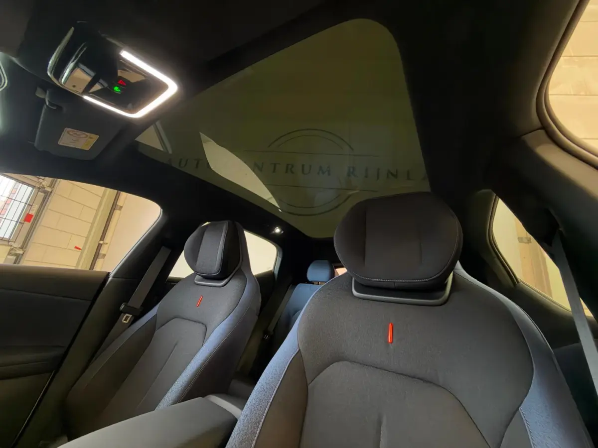 Core 66 kWh Stoelverwarming, Apple CarPlay, Achteruitrijcamera, Panoramadak, Elektrische Achterklep