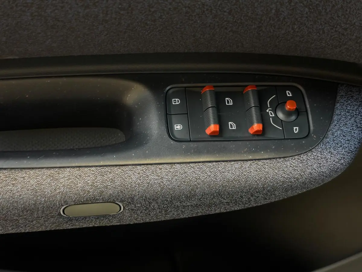 Core 66 kWh Stoelverwarming, Apple CarPlay, Achteruitrijcamera, Panoramadak, Elektrische Achterklep