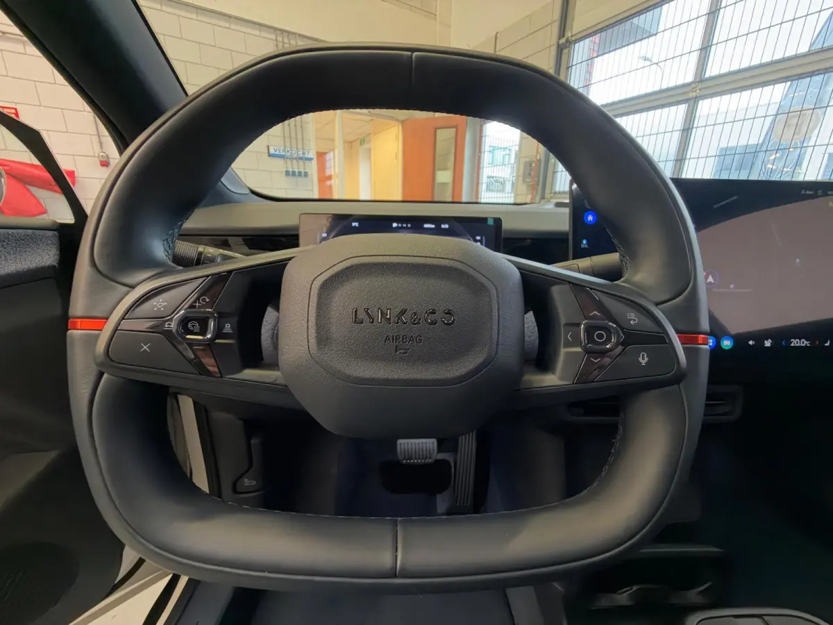 Core 66 kWh Stoelverwarming, Apple CarPlay, Achteruitrijcamera, Panoramadak, Elektrische Achterklep