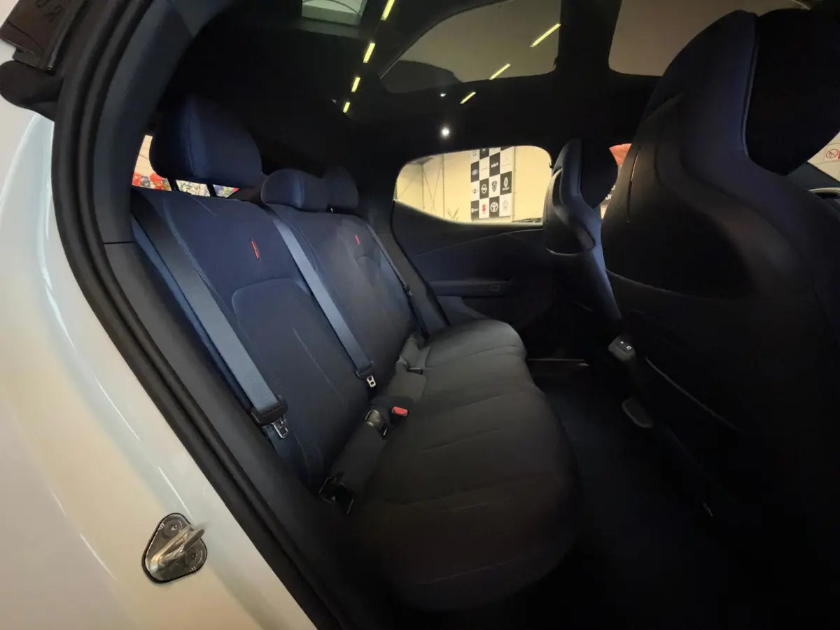 Core 66 kWh Stoelverwarming, Apple CarPlay, Achteruitrijcamera, Panoramadak, Elektrische Achterklep