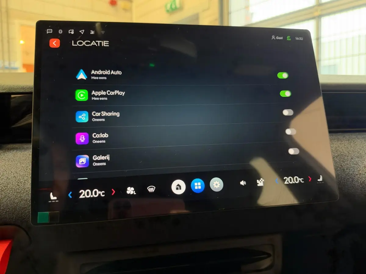 Core 66 kWh Stoelverwarming, Apple CarPlay, Achteruitrijcamera, Panoramadak, Elektrische Achterklep