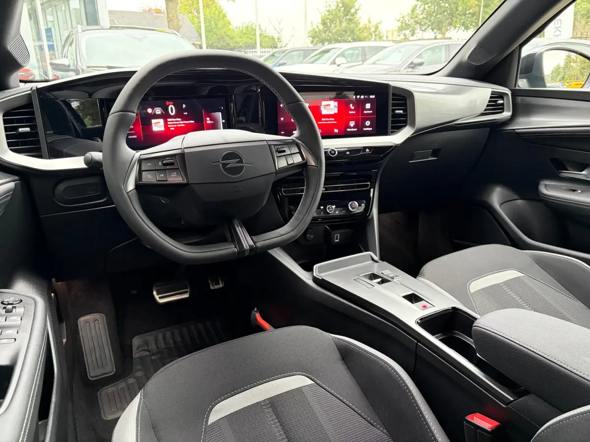 1.2 Turbo 145 PK Hybrid GS | MATRIX LED| DODEHOEK DETECTIE| ADAPTIEVE CRUISE CONTROL| KEYLESS ENTRY & START| STUURWIEL VERWARMING| CAMERA + PARKEERSENSOREN| ELEC. CLIMATE CONTROL| EERSTE EIG