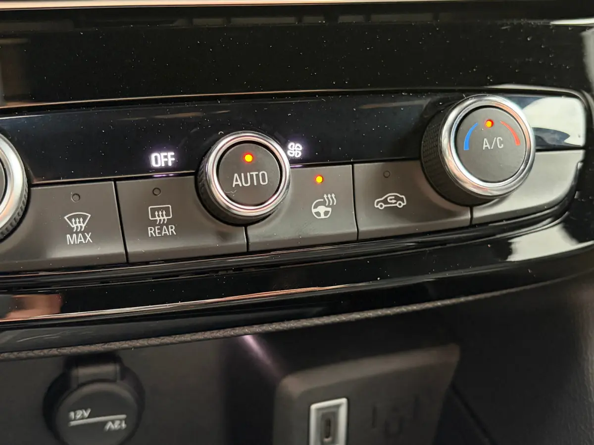 1.2 Turbo 145 PK Hybrid GS | MATRIX LED| DODEHOEK DETECTIE| ADAPTIEVE CRUISE CONTROL| KEYLESS ENTRY & START| STUURWIEL VERWARMING| CAMERA + PARKEERSENSOREN| ELEC. CLIMATE CONTROL| EERSTE EIG