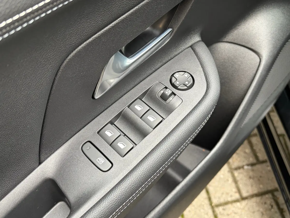 1.2 Turbo 145 PK Hybrid GS | MATRIX LED| DODEHOEK DETECTIE| ADAPTIEVE CRUISE CONTROL| KEYLESS ENTRY & START| STUURWIEL VERWARMING| CAMERA + PARKEERSENSOREN| ELEC. CLIMATE CONTROL| EERSTE EIG