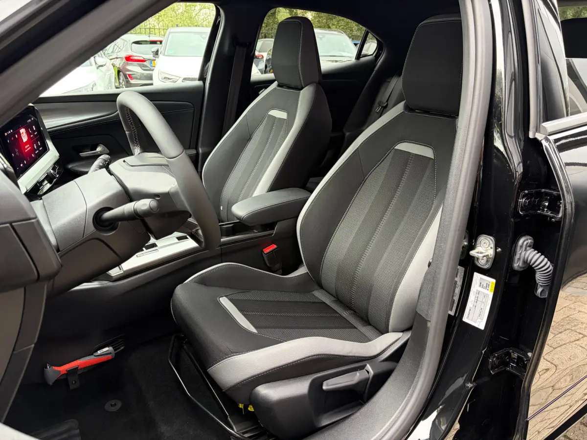 1.2 Turbo 145 PK Hybrid GS | MATRIX LED| DODEHOEK DETECTIE| ADAPTIEVE CRUISE CONTROL| KEYLESS ENTRY & START| STUURWIEL VERWARMING| CAMERA + PARKEERSENSOREN| ELEC. CLIMATE CONTROL| EERSTE EIG