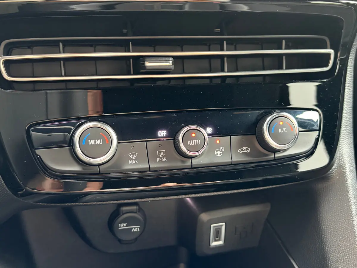 1.2 Turbo 145 PK Hybrid GS | MATRIX LED| DODEHOEK DETECTIE| ADAPTIEVE CRUISE CONTROL| KEYLESS ENTRY & START| STUURWIEL VERWARMING| CAMERA + PARKEERSENSOREN| ELEC. CLIMATE CONTROL| EERSTE EIG