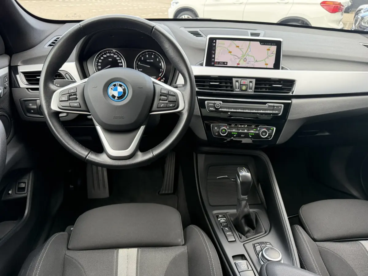 xDrive 25e Advantage Panoramadak Trekhaak LED Achteruitrijcamera Navi Pro HiFi-speakersysteem DAB Carplay