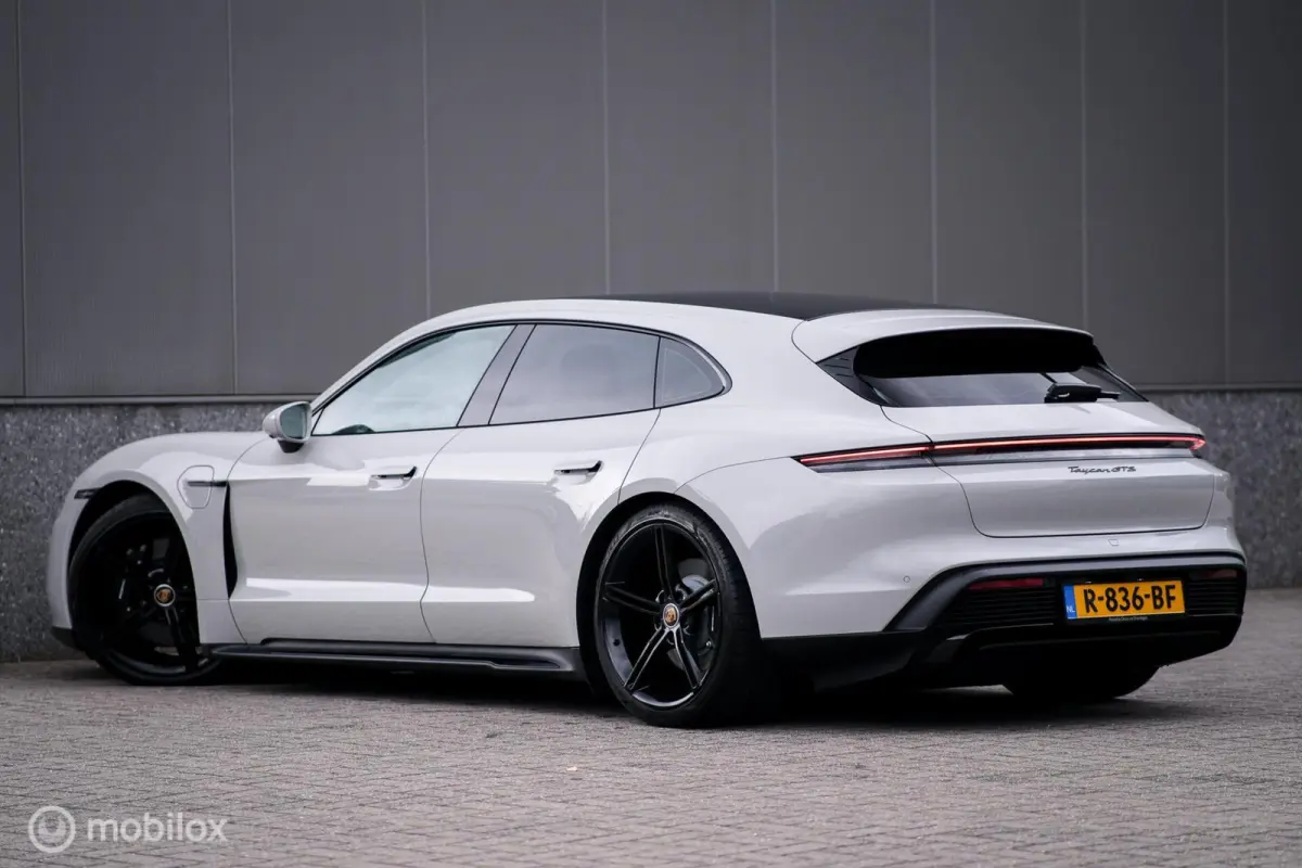GTS 93 kWh 517 pk | Alcantara pack | Carbon afwerking | Sportchrono | 21 inch | krijtgrijs | 360 camera | Panorama | Comfort stoelen | Rijklaarprijs |