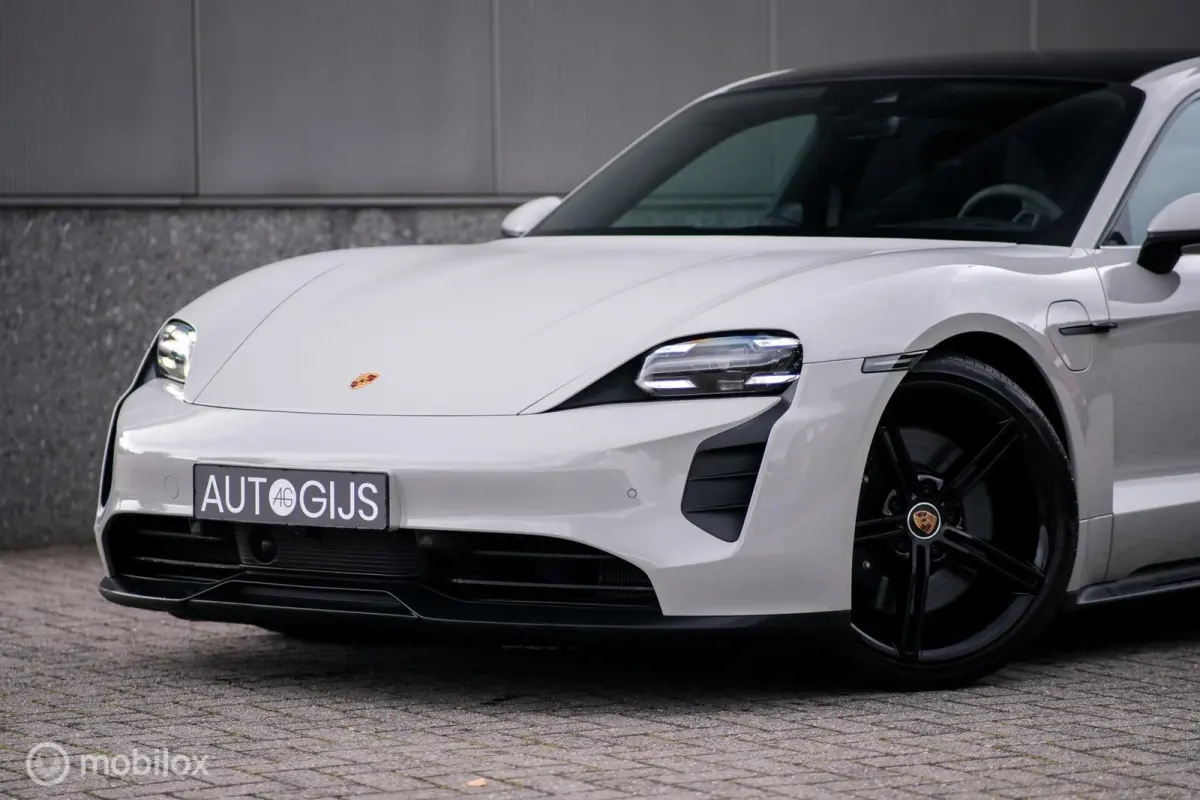 GTS 93 kWh 517 pk | Alcantara pack | Carbon afwerking | Sportchrono | 21 inch | krijtgrijs | 360 camera | Panorama | Comfort stoelen | Rijklaarprijs |