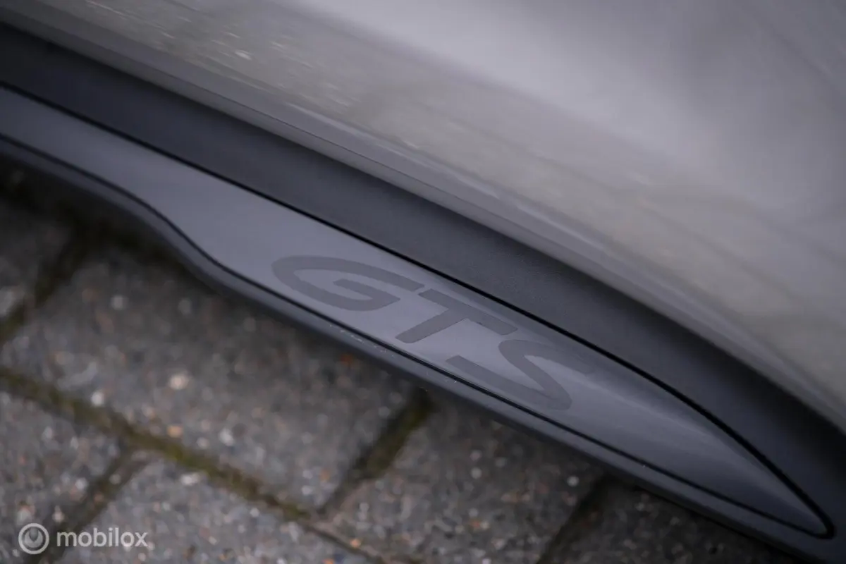 GTS 93 kWh 517 pk | Alcantara pack | Carbon afwerking | Sportchrono | 21 inch | krijtgrijs | 360 camera | Panorama | Comfort stoelen | Rijklaarprijs |