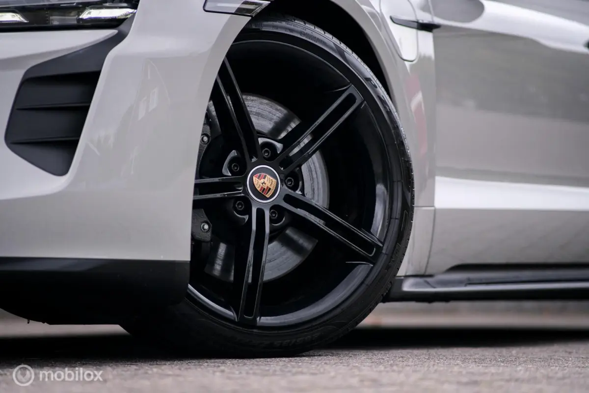GTS 93 kWh 517 pk | Alcantara pack | Carbon afwerking | Sportchrono | 21 inch | krijtgrijs | 360 camera | Panorama | Comfort stoelen | Rijklaarprijs |