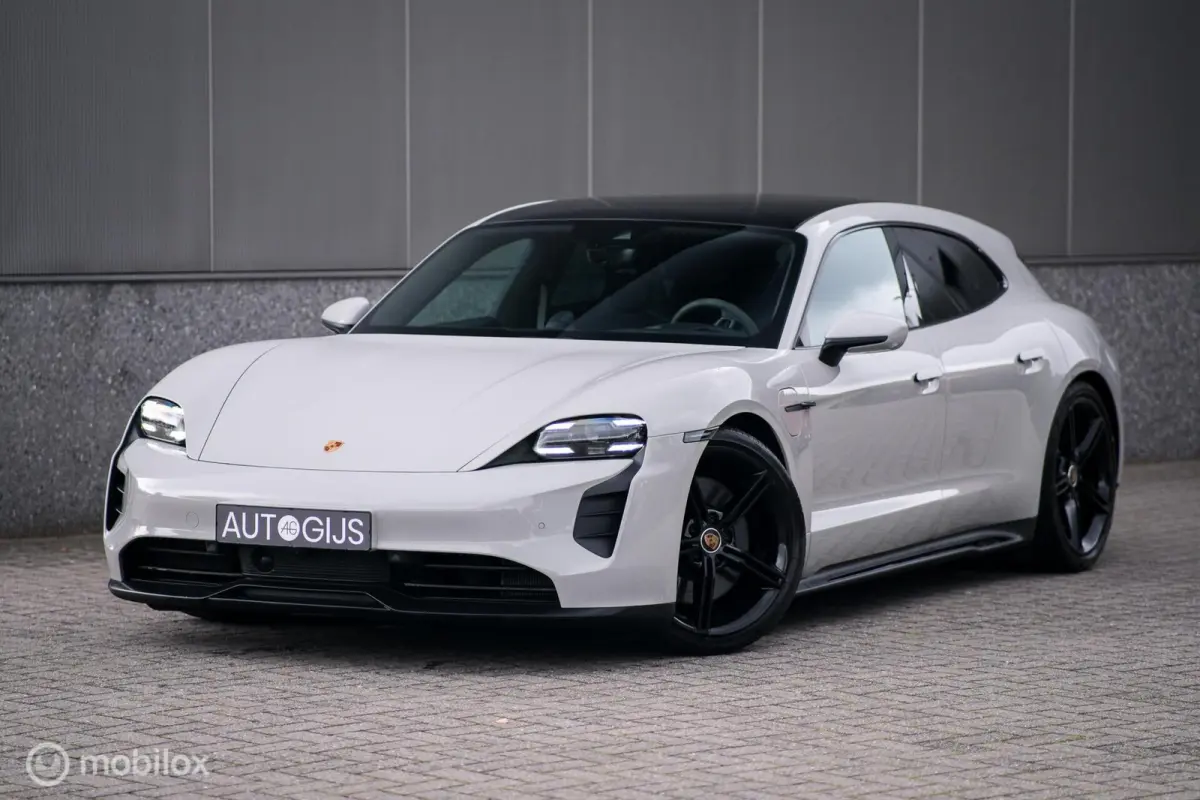 GTS 93 kWh 517 pk | Alcantara pack | Carbon afwerking | Sportchrono | 21 inch | krijtgrijs | 360 camera | Panorama | Comfort stoelen | Rijklaarprijs |