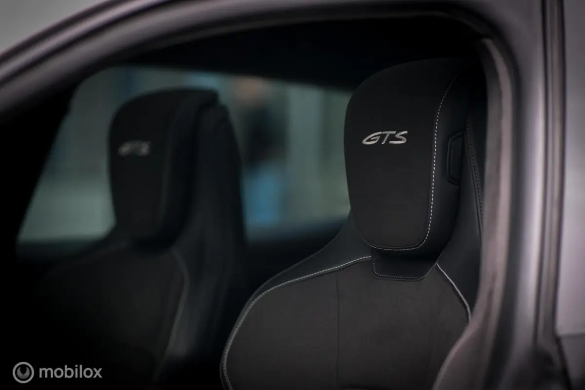 GTS 93 kWh 517 pk | Alcantara pack | Carbon afwerking | Sportchrono | 21 inch | krijtgrijs | 360 camera | Panorama | Comfort stoelen | Rijklaarprijs |
