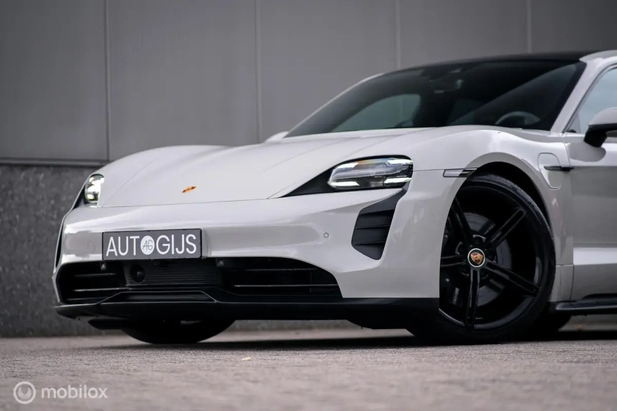 GTS 93 kWh 517 pk | Alcantara pack | Carbon afwerking | Sportchrono | 21 inch | krijtgrijs | 360 camera | Panorama | Comfort stoelen | Rijklaarprijs |