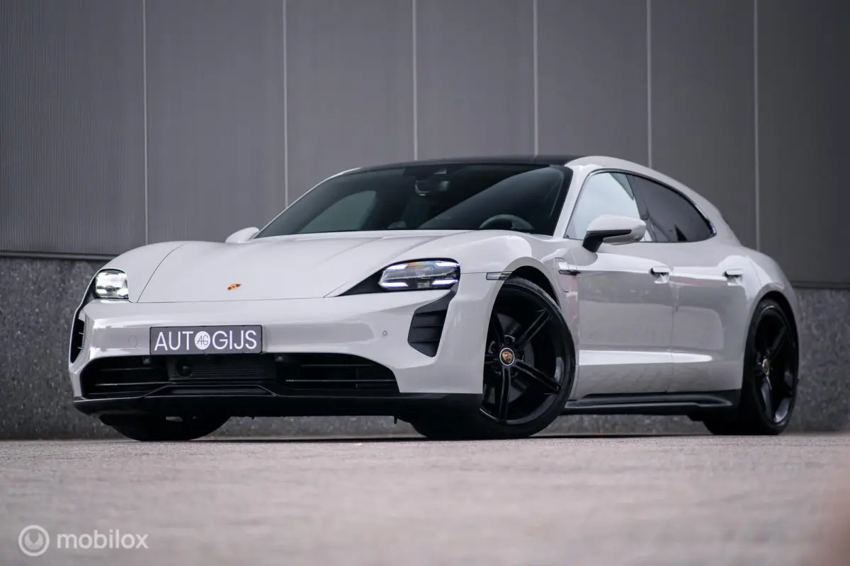 GTS 93 kWh 517 pk | Alcantara pack | Carbon afwerking | Sportchrono | 21 inch | krijtgrijs | 360 camera | Panorama | Comfort stoelen | Rijklaarprijs |
