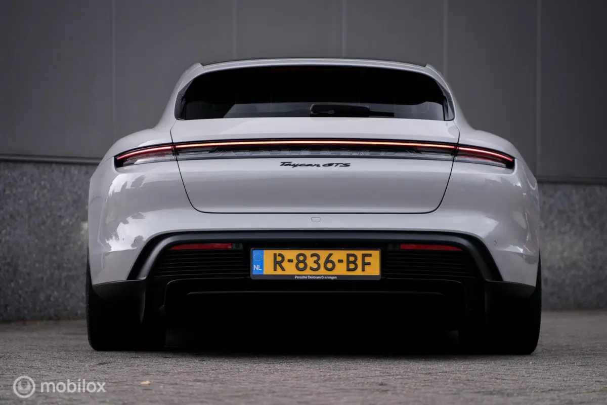 GTS 93 kWh 517 pk | Alcantara pack | Carbon afwerking | Sportchrono | 21 inch | krijtgrijs | 360 camera | Panorama | Comfort stoelen | Rijklaarprijs |