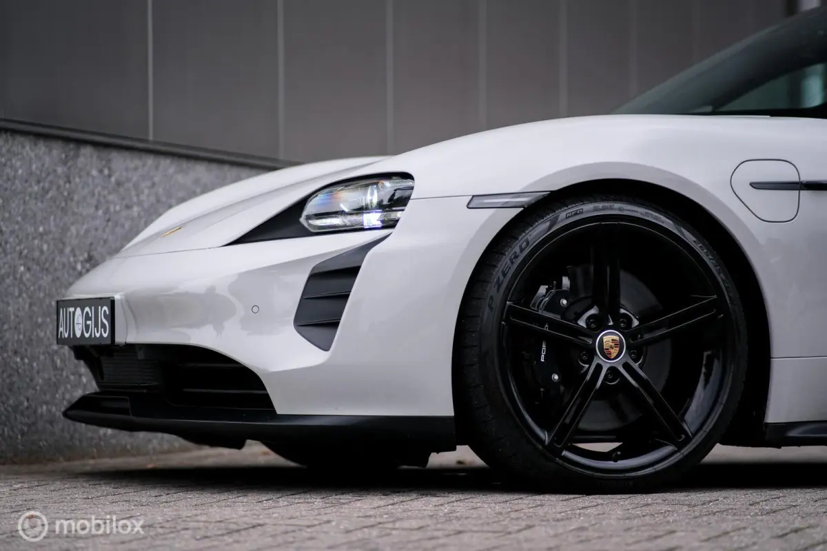 GTS 93 kWh 517 pk | Alcantara pack | Carbon afwerking | Sportchrono | 21 inch | krijtgrijs | 360 camera | Panorama | Comfort stoelen | Rijklaarprijs |