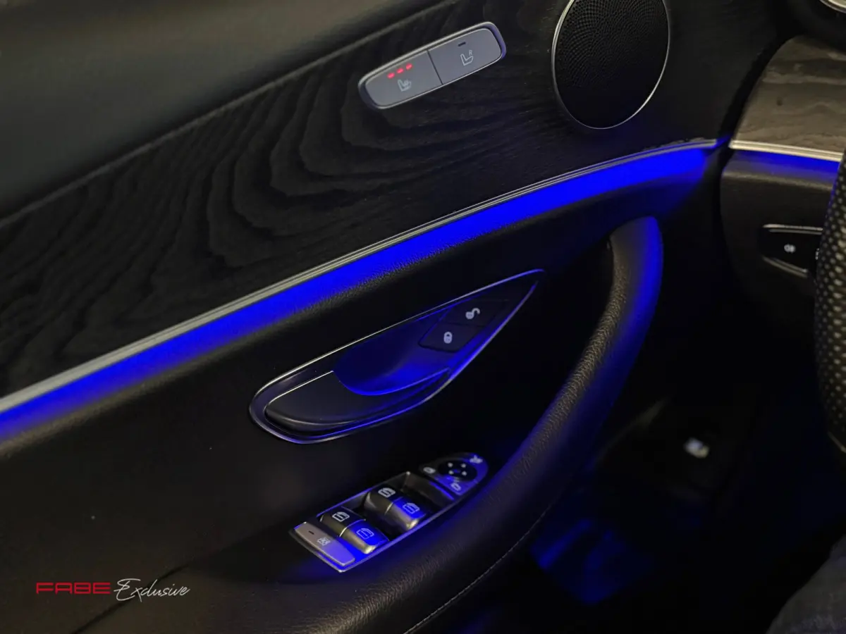 250 Premium Plus / Schuifdak / Trekhaak / Sfeerverlichting / Camera / Stoelverwarming