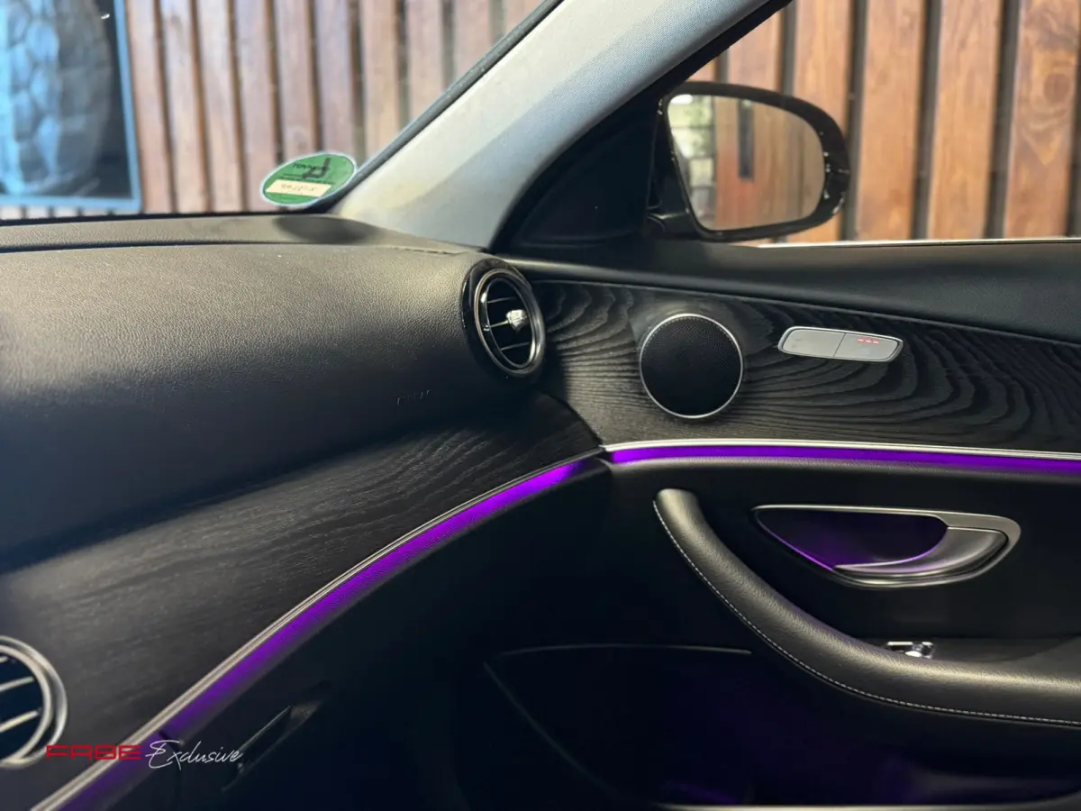 250 Premium Plus / Schuifdak / Trekhaak / Sfeerverlichting / Camera / Stoelverwarming