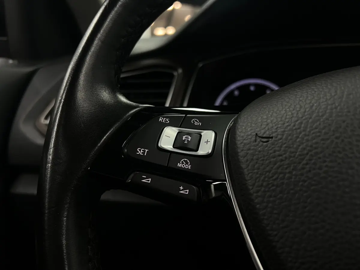 1.0 TSI | Elek.Koffer| Carplay| ACC | Pano