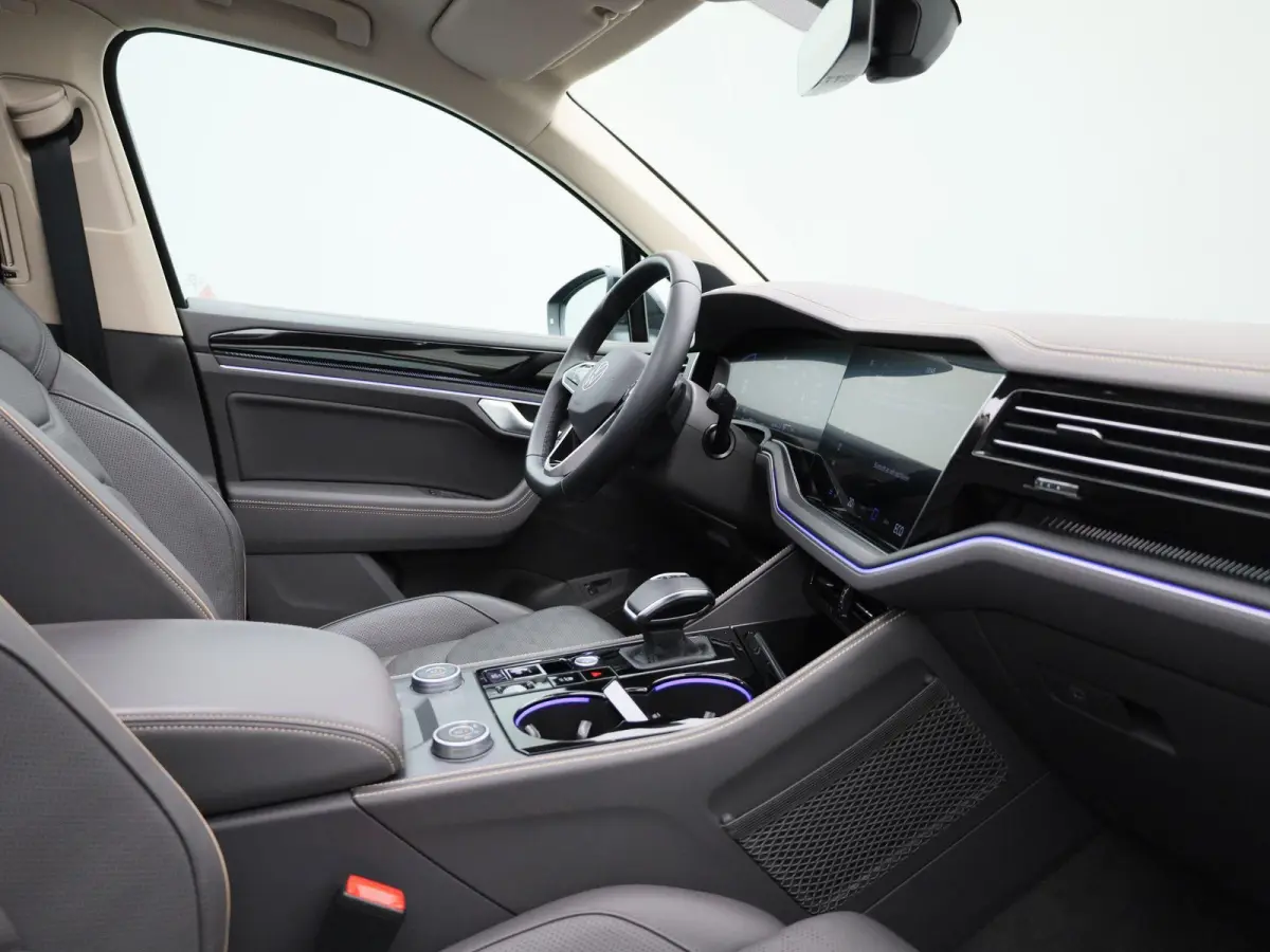 3.0 TSi eHybrid 4MOTION Elegance 381 PK | V6 | Luchtvering | Plug-In | Nightvision | Panorama Dak | Trekhaak | Head-Updisplay | Stoelverwarming Voor & Achter | Dynaudio | Geheugenfunctie sto