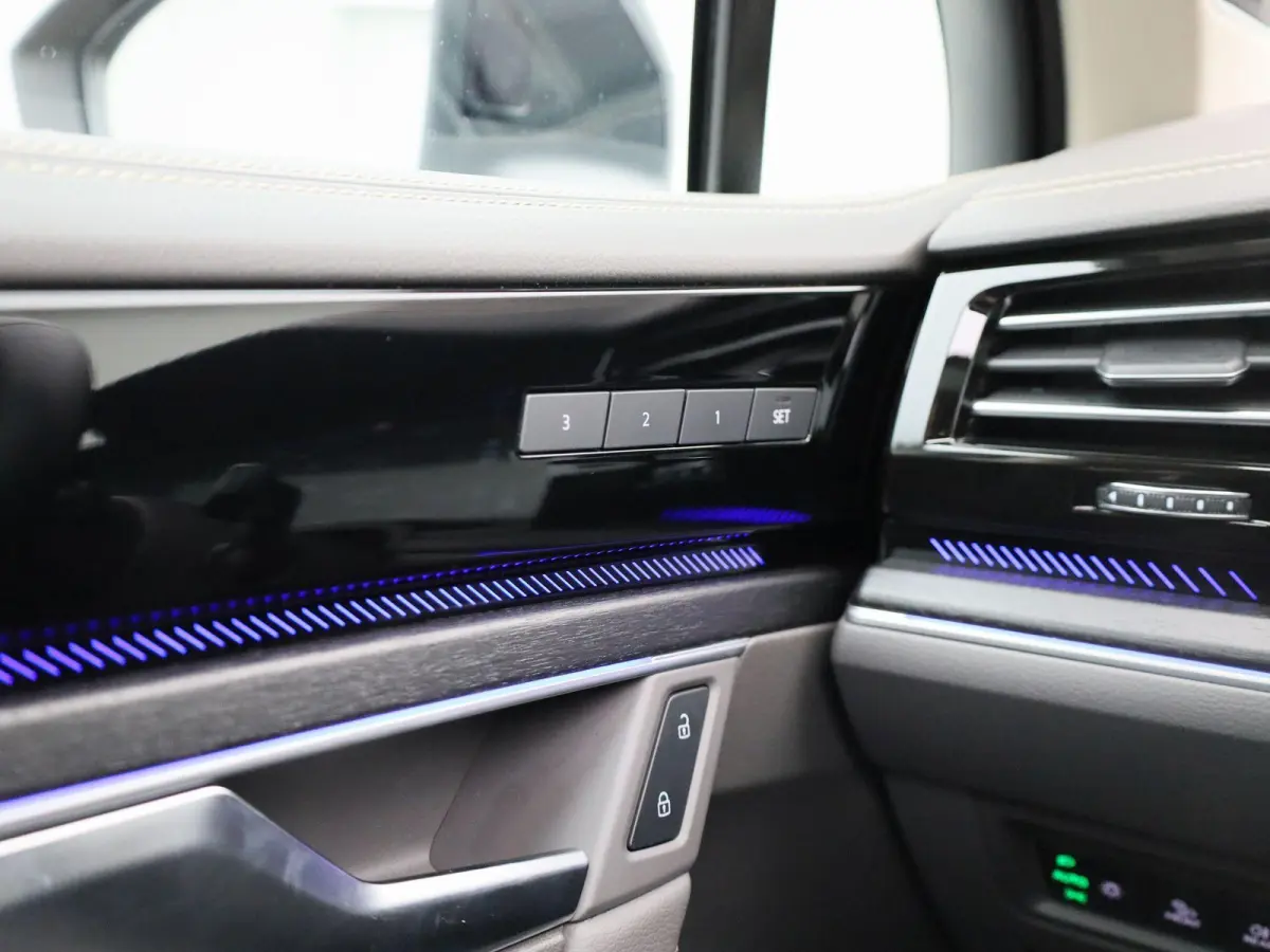 3.0 TSi eHybrid 4MOTION Elegance 381 PK | V6 | Luchtvering | Plug-In | Nightvision | Panorama Dak | Trekhaak | Head-Updisplay | Stoelverwarming Voor & Achter | Dynaudio | Geheugenfunctie sto