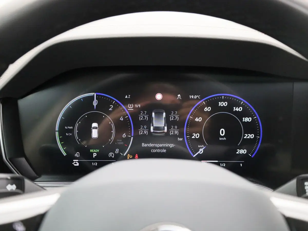 3.0 TSi eHybrid 4MOTION Elegance 381 PK | V6 | Luchtvering | Plug-In | Nightvision | Panorama Dak | Trekhaak | Head-Updisplay | Stoelverwarming Voor & Achter | Dynaudio | Geheugenfunctie sto
