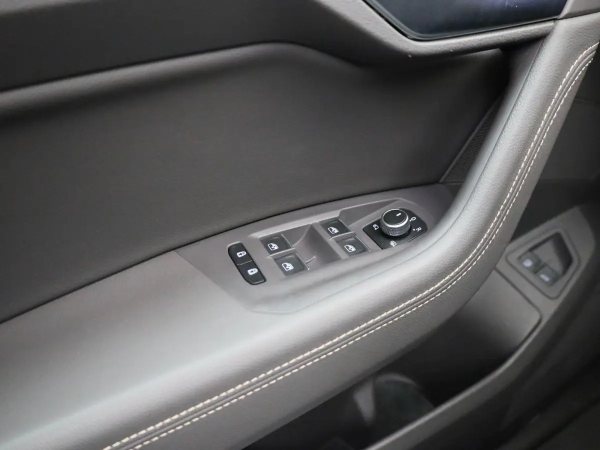 3.0 TSi eHybrid 4MOTION Elegance 381 PK | V6 | Luchtvering | Plug-In | Nightvision | Panorama Dak | Trekhaak | Head-Updisplay | Stoelverwarming Voor & Achter | Dynaudio | Geheugenfunctie sto