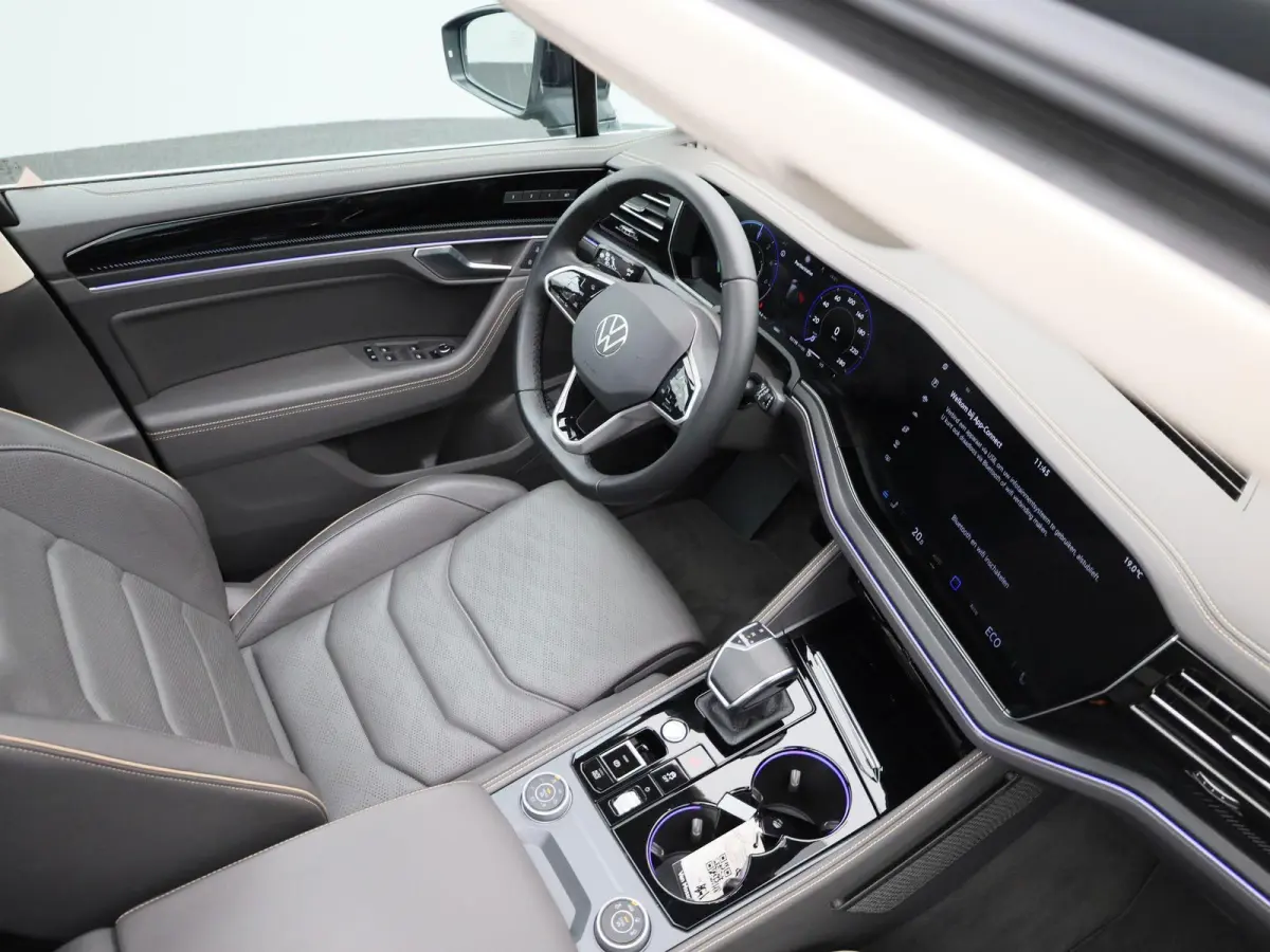 3.0 TSi eHybrid 4MOTION Elegance 381 PK | V6 | Luchtvering | Plug-In | Nightvision | Panorama Dak | Trekhaak | Head-Updisplay | Stoelverwarming Voor & Achter | Dynaudio | Geheugenfunctie sto