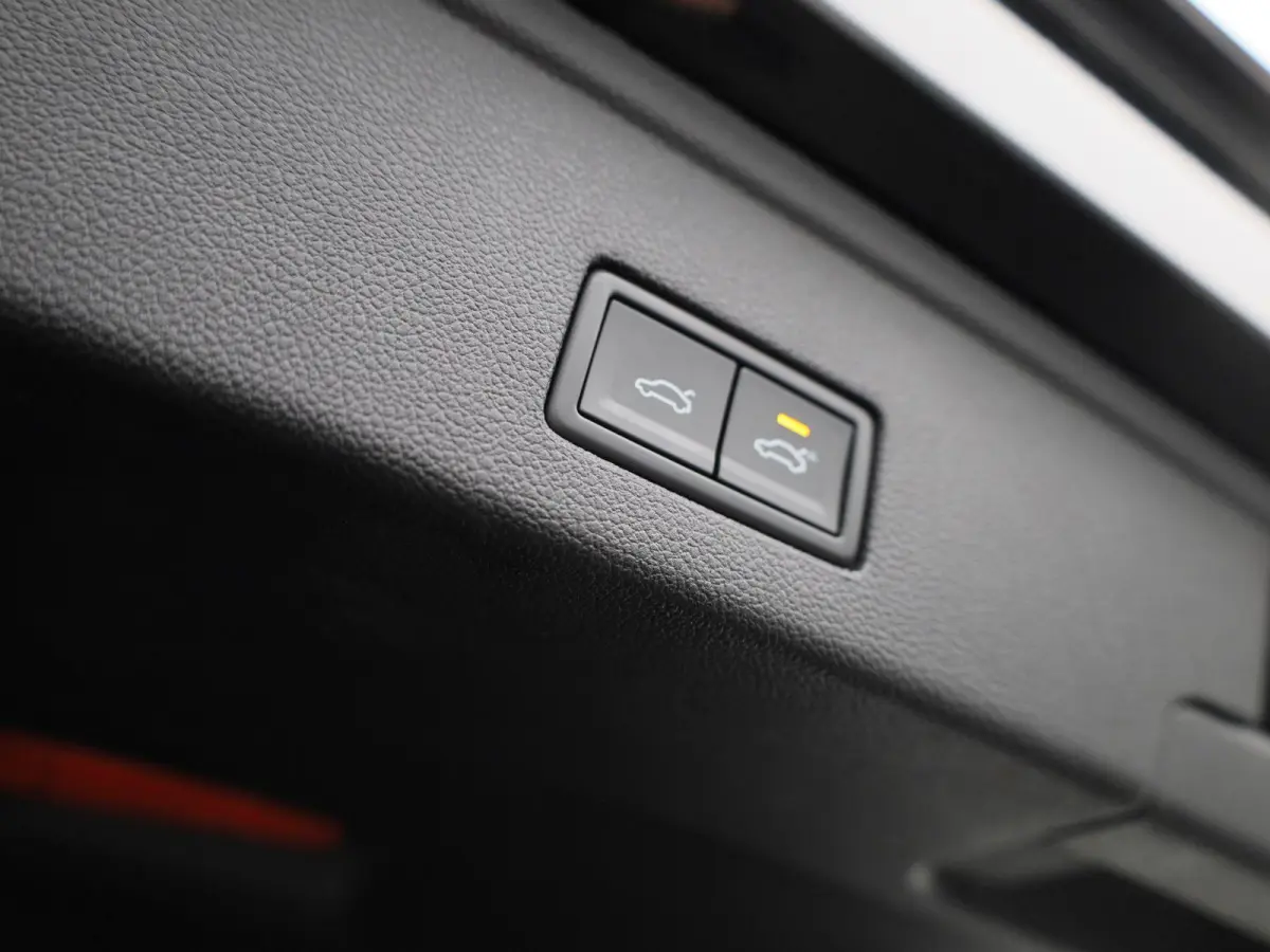 3.0 TSi eHybrid 4MOTION Elegance 381 PK | V6 | Luchtvering | Plug-In | Nightvision | Panorama Dak | Trekhaak | Head-Updisplay | Stoelverwarming Voor & Achter | Dynaudio | Geheugenfunctie sto