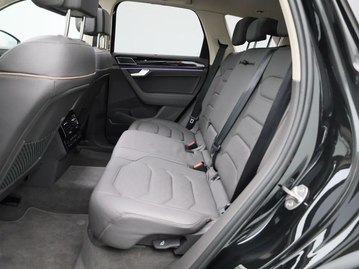 3.0 TSi eHybrid 4MOTION Elegance 381 PK | V6 | Luchtvering | Plug-In | Nightvision | Panorama Dak | Trekhaak | Head-Updisplay | Stoelverwarming Voor & Achter | Dynaudio | Geheugenfunctie sto