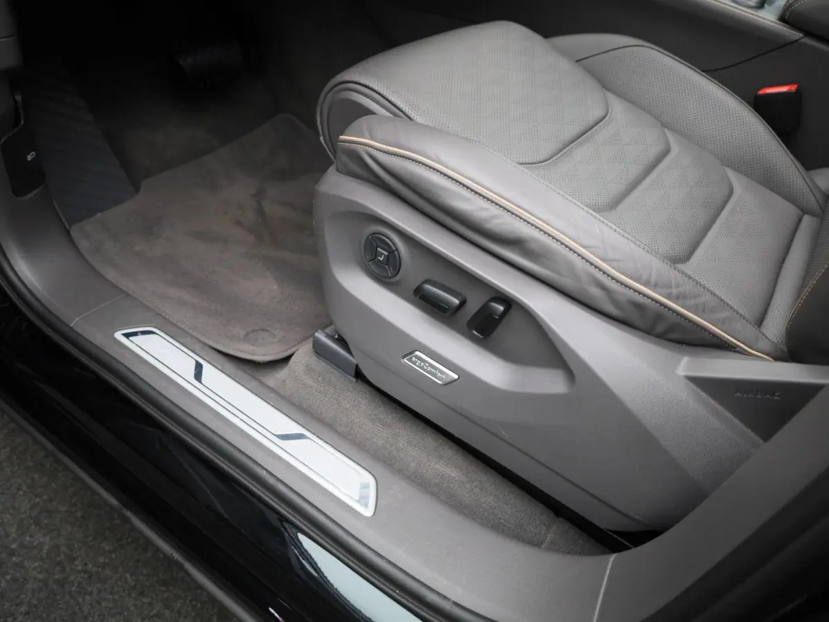 3.0 TSi eHybrid 4MOTION Elegance 381 PK | V6 | Luchtvering | Plug-In | Nightvision | Panorama Dak | Trekhaak | Head-Updisplay | Stoelverwarming Voor & Achter | Dynaudio | Geheugenfunctie sto