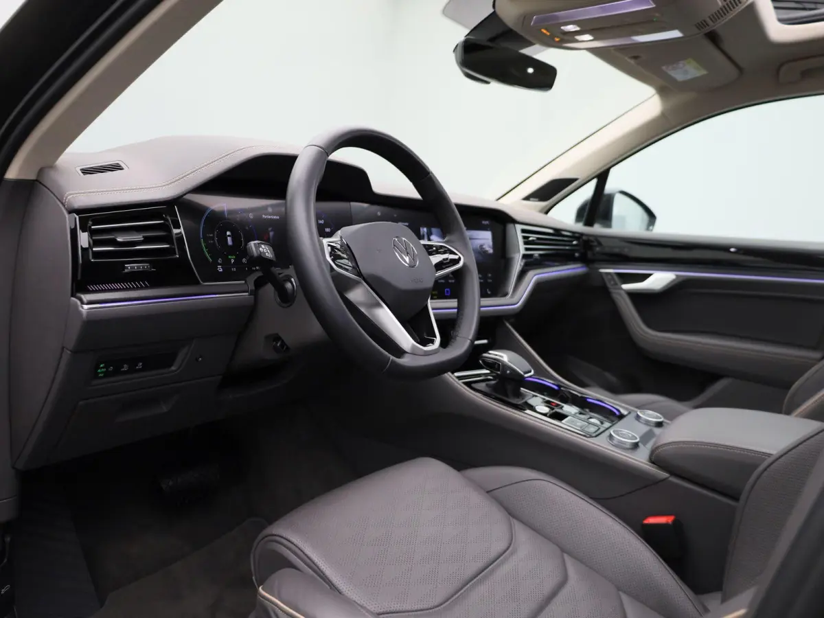 3.0 TSi eHybrid 4MOTION Elegance 381 PK | V6 | Luchtvering | Plug-In | Nightvision | Panorama Dak | Trekhaak | Head-Updisplay | Stoelverwarming Voor & Achter | Dynaudio | Geheugenfunctie sto