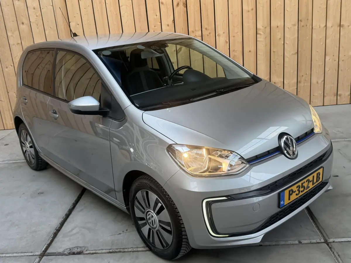 SoH 82,82% Climate & cruise control | Extra Getint glas | Lichtmetalen velgen | Metaalkleur | Parkeersensoren achter | Voorstoelen verwarmd | Verwarmde voorruit
