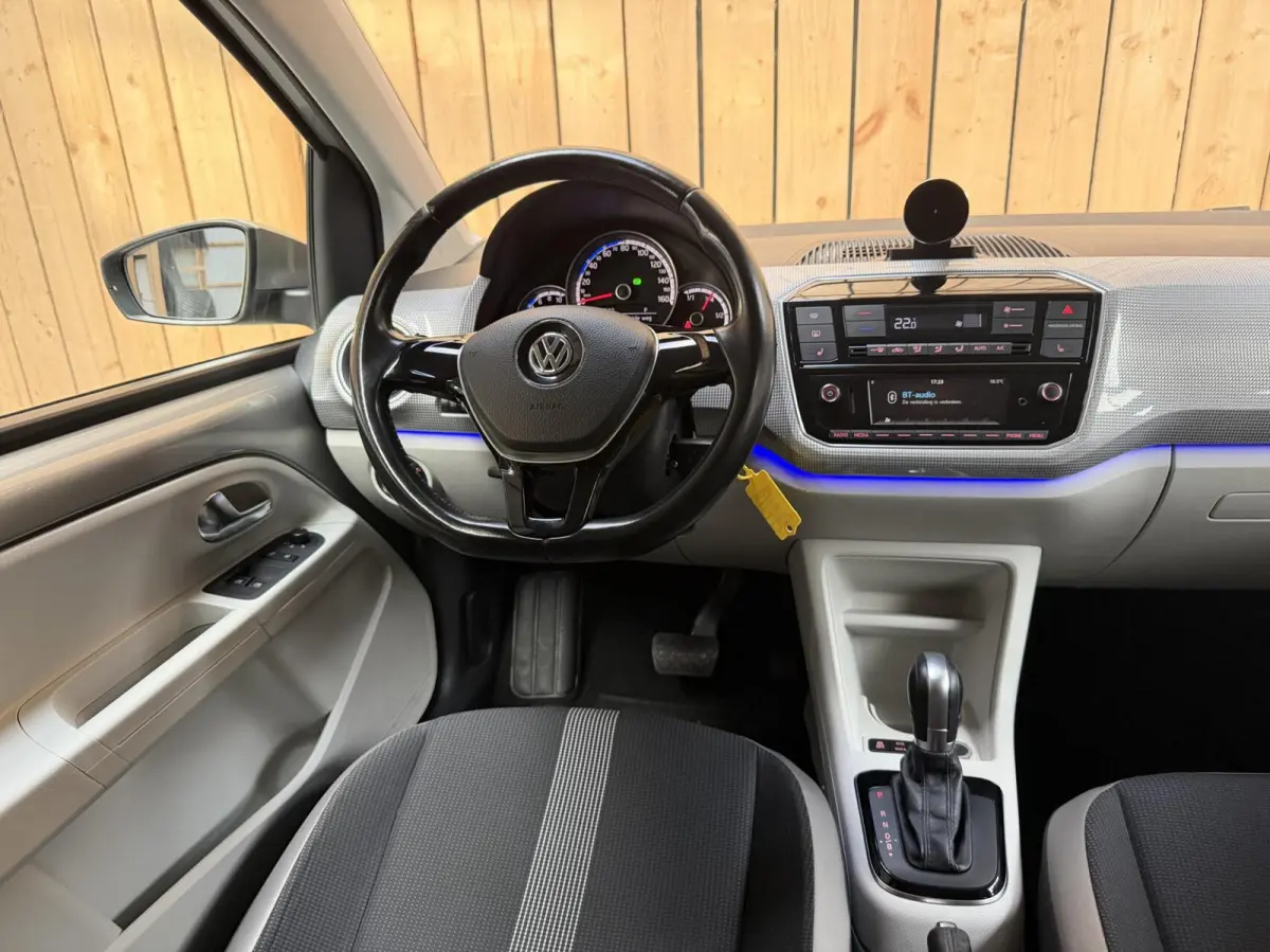 SoH 82,82% Climate & cruise control | Extra Getint glas | Lichtmetalen velgen | Metaalkleur | Parkeersensoren achter | Voorstoelen verwarmd | Verwarmde voorruit