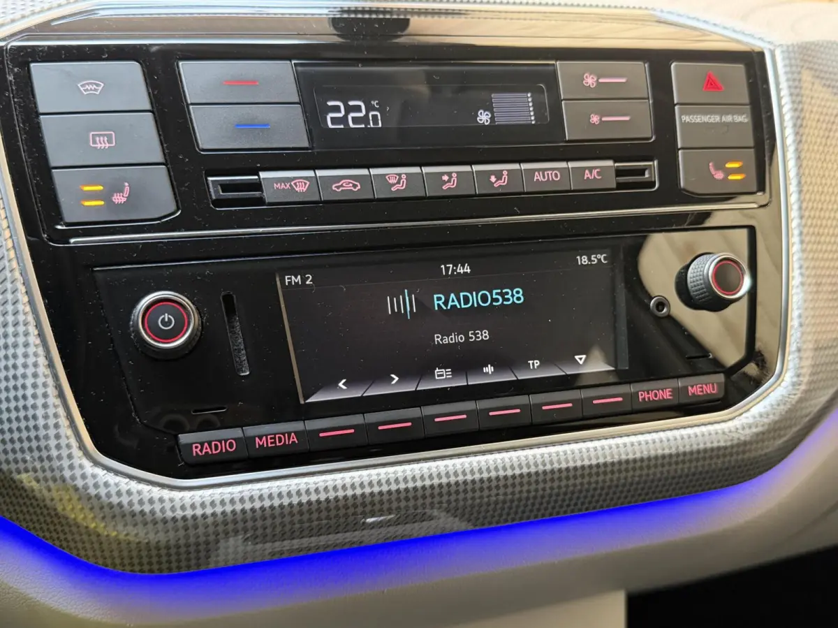 SoH 82,82% Climate & cruise control | Extra Getint glas | Lichtmetalen velgen | Metaalkleur | Parkeersensoren achter | Voorstoelen verwarmd | Verwarmde voorruit