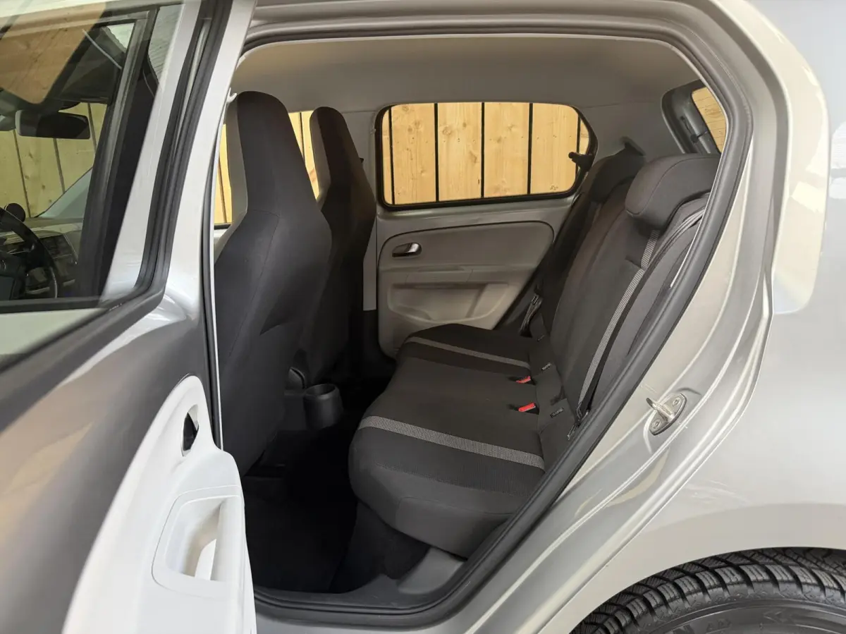 SoH 82,82% Climate & cruise control | Extra Getint glas | Lichtmetalen velgen | Metaalkleur | Parkeersensoren achter | Voorstoelen verwarmd | Verwarmde voorruit