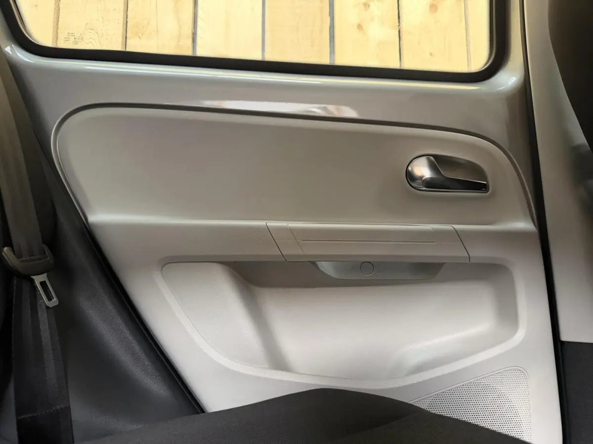 SoH 82,82% Climate & cruise control | Extra Getint glas | Lichtmetalen velgen | Metaalkleur | Parkeersensoren achter | Voorstoelen verwarmd | Verwarmde voorruit