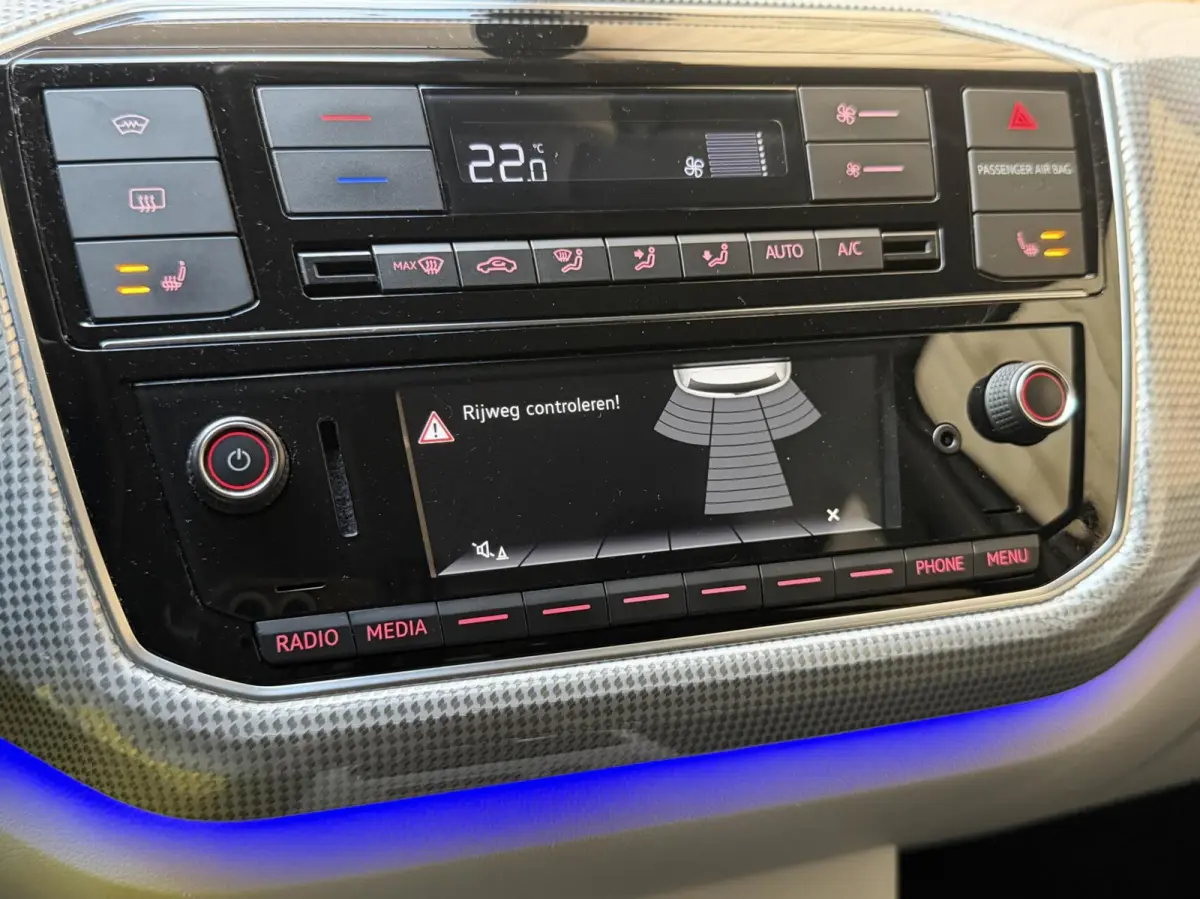 SoH 82,82% Climate & cruise control | Extra Getint glas | Lichtmetalen velgen | Metaalkleur | Parkeersensoren achter | Voorstoelen verwarmd | Verwarmde voorruit