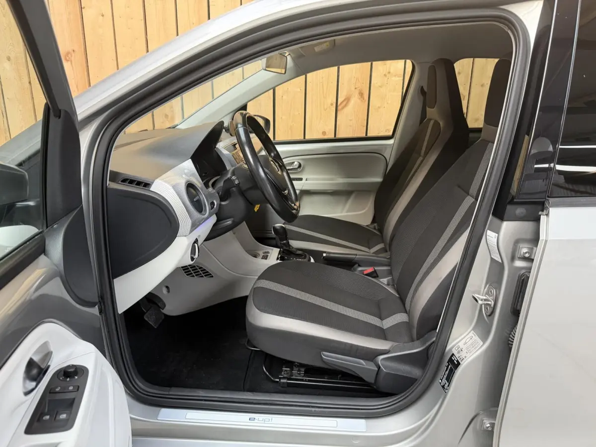 SoH 82,82% Climate & cruise control | Extra Getint glas | Lichtmetalen velgen | Metaalkleur | Parkeersensoren achter | Voorstoelen verwarmd | Verwarmde voorruit