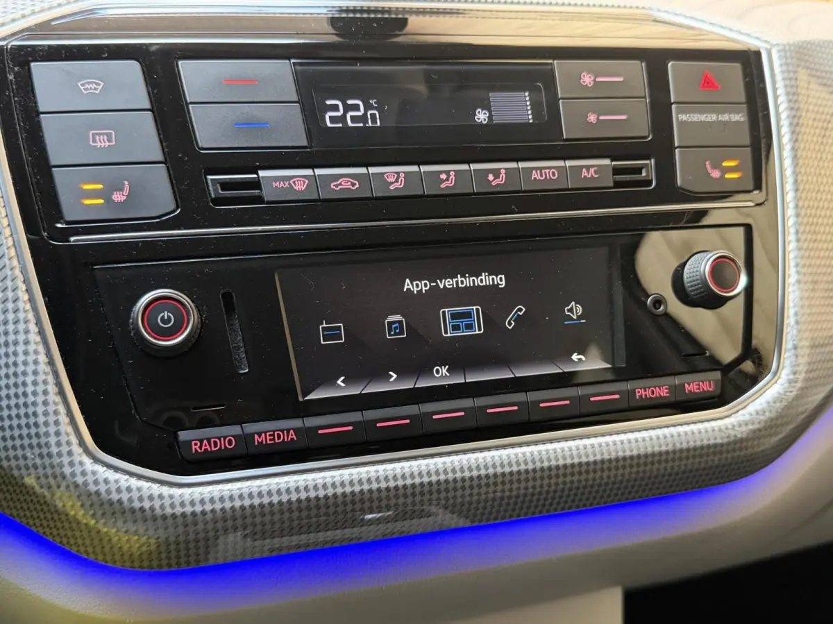 SoH 82,82% Climate & cruise control | Extra Getint glas | Lichtmetalen velgen | Metaalkleur | Parkeersensoren achter | Voorstoelen verwarmd | Verwarmde voorruit